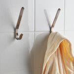 Porta accappatoio per bagno: dove posizionarlo per praticità e design | Docciatime.it trasforma da bagno in doccia in sole 6 ore