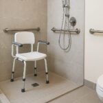 Sedute doccia per disabili: sicurezza e comfort | Docciatime.it trasforma da bagno in doccia in sole 6 ore